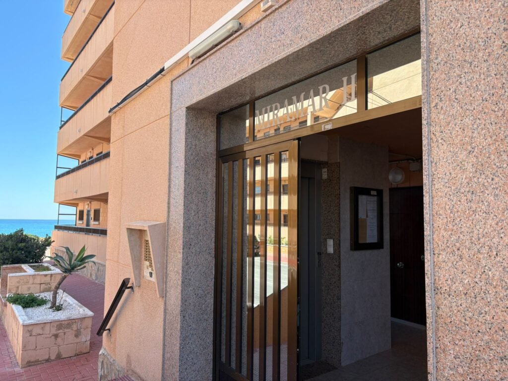 puerta comunitaria